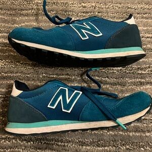 New Balance 311 blue tennis shoes